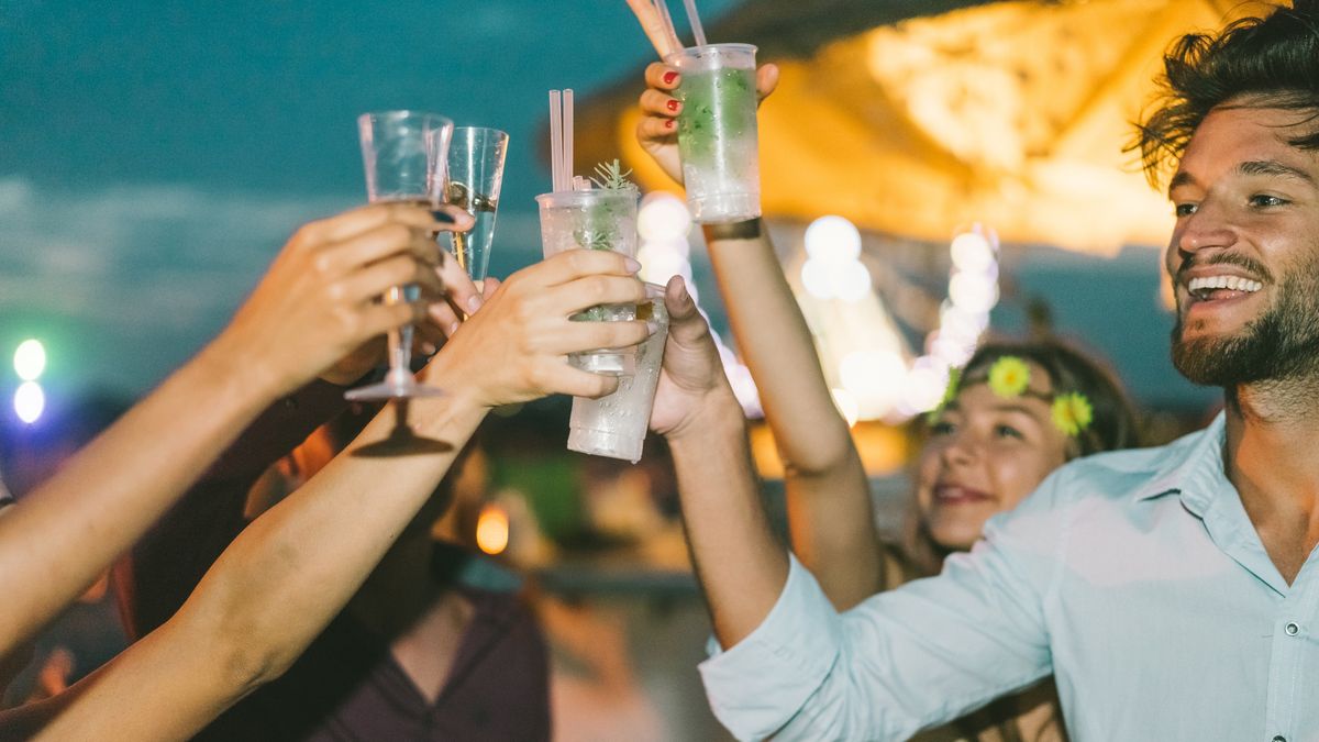 Turyści często wybierają się do Hiszpanii, aby imprezować 