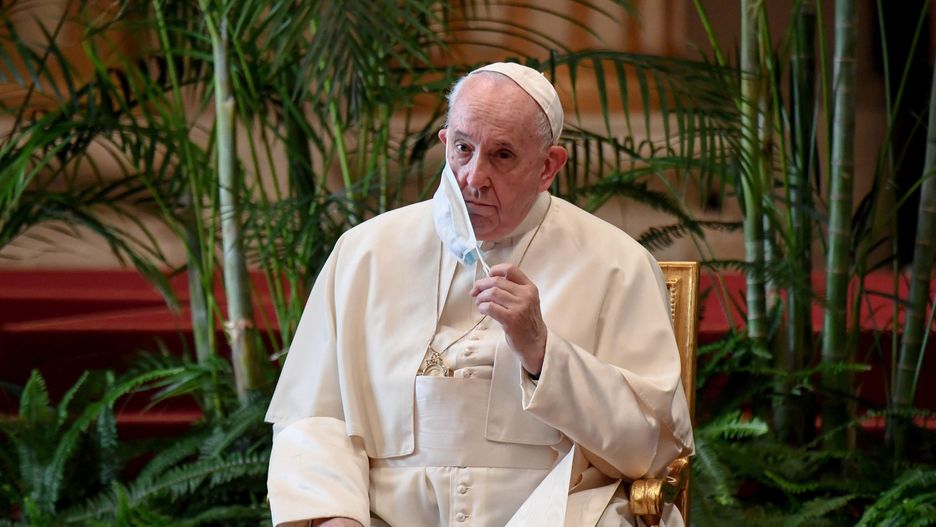 epa09505268 Pope Francis removes his face mask as he attends the meeting 'Faith and Science: towards COP26' in the Hall of Blessings, in Vatican City, 04 October 2021. The meeting, promoted by the Embassies of Great Britain and Italy to the Holy See together with the Holy See, brings together scientists and religious leaders from all over the world.  EPA/ALESSANDRO DI MEO Dostawca: PAP/EPA.