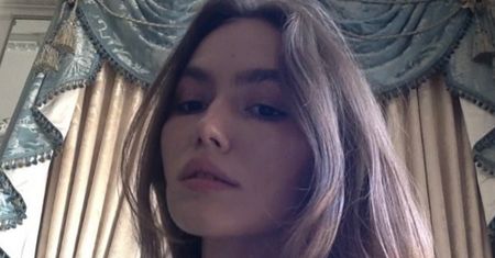 Córka Hanny Lis pozuje TOPLESS na balkonie z papierosem w dłoni. Mama będzie dumna? (FOTO)