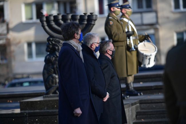 Warszawa. Szef Urzędu Prezydenta Federalnego Republiki Federalnej Niemiec Stephan Steinlein i ambasador Republiki Federalnej Niemiec w Polsce Arndt Freytag von Loringhoven oraz szef gabinetu Prezydenta RP Krzysztof Szczerski podczas złożenia wieńca przed pomnikiem Bohaterów Getta Warszawskiego