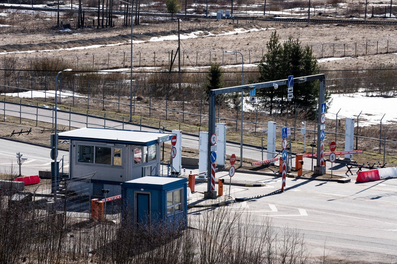 Views of Finnish Eastern Border Construction in Imatra, Finland's border city to Russia
IMATRA, FINLAND - APRIL 14: A view from a border cross as construction works continue at the Finnish - Russian border in Imatra, Finland on April 14, 2023. Finland constructs a wall along its border with Russia. The 200km-long fence to be placed at various spots. The eastern border barrier fence project is currently in the pilot stage, with a summer 2023 completion date set as the objective. Jakob Johannsen / Anadolu Agency/ABACAPRESS.COM 
Dostawca: PAP/Abaca
AA/ABACA
Construction site, Real Estate, budowa, Finlandia, fi�sko-rosyjska, granica, inwestycja budowlana, mi�dzypa�stwowa, mur graniczny, Rosja, wschodnia