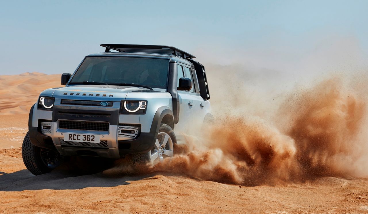 Nowy Land Rover Defender doskonale łączy cechy samochodu terenowego i SUV-a.