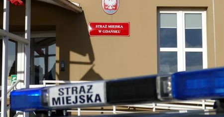Strażnik miejski z Gdańska zatrzymany. Postawiono mu siedem zarzutów