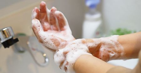 Koronawirus w Polsce. Mniej płynów, dużo więcej mydła. GUS pokazał dane