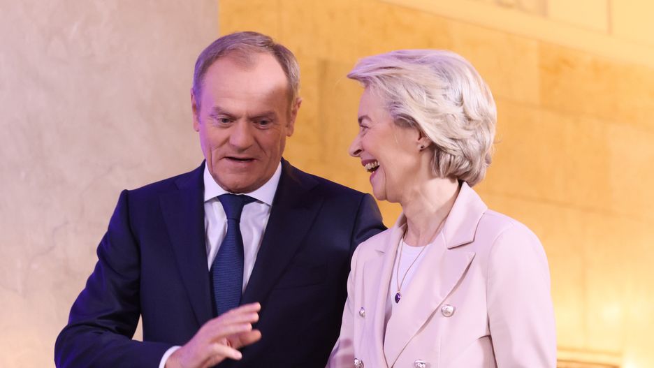 Warszawa, 23.02.2024. Premier RP Donald Tusk (L) i szefowa Komisji Europejskiej Ursula von der Leyen (P) podczas powitania przed spotkaniem w KPRM w Warszawie, 23 bm. (sko) PAP/Leszek Szymański