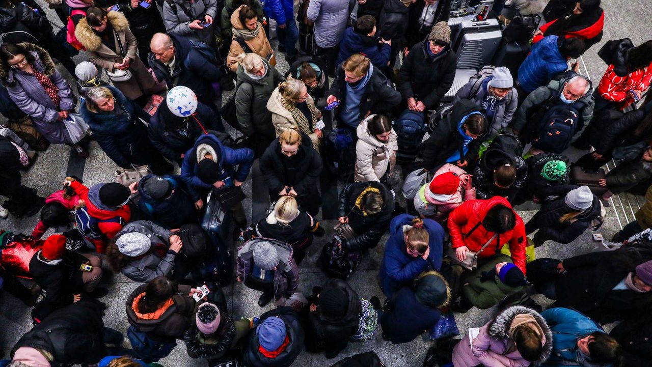 Uchodźcy na dworcu w Krakowie. W tym tłumie są naukowcy i specjaliści światowej klasy