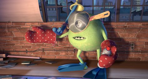 Mike próbuje się zabezpieczyć, choć warto zauważyć, że nie ma maseczki (Pinterest)