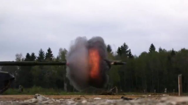Strzelający czołg nakręcony z prędkością 18000 fps [wideo]