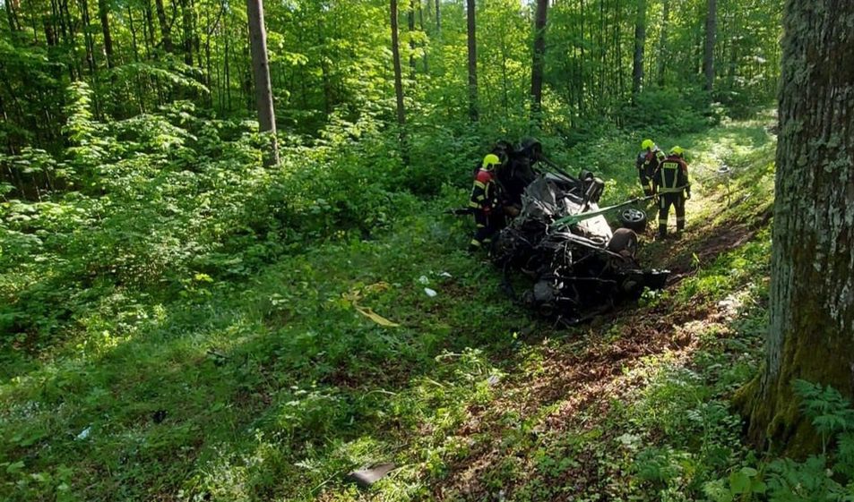 Tragedia na drodze. Uderzył w drzewo, a później dachował