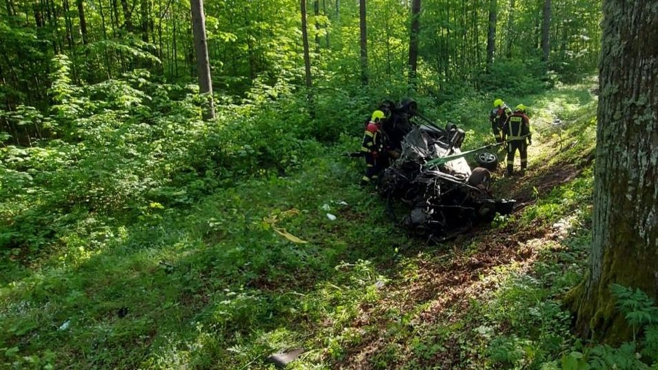 Osobowe audi zjechało do przydrożnego rowu i uderzyło w drzewo, gdzie następnie doszło do jego dachowania