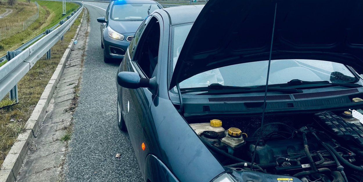 Słupsk: Zepsuty ford i brak prawa jazdy. Pechowy poranek 34-latka