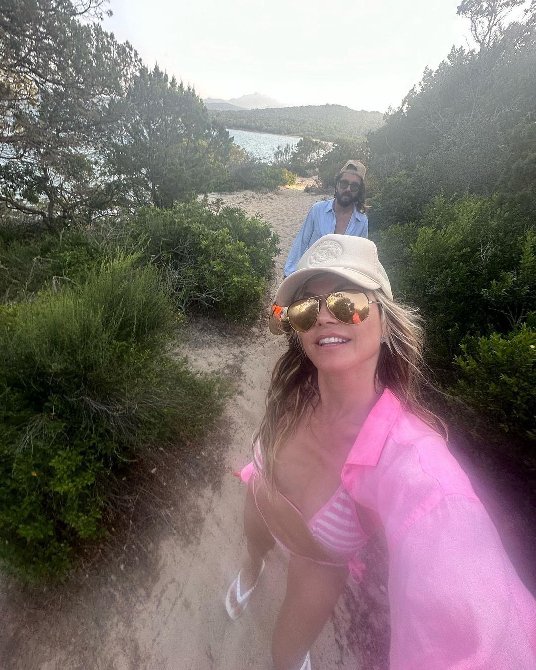 Heidi Klum w lnianej koszuli