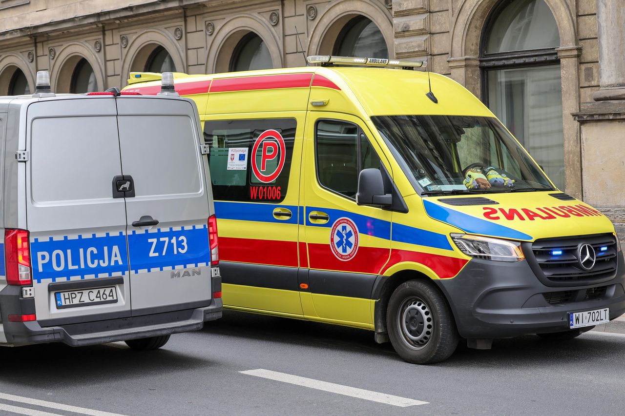 Kobieta z nożem na ulicy. Policjant ranny podczas interwencji