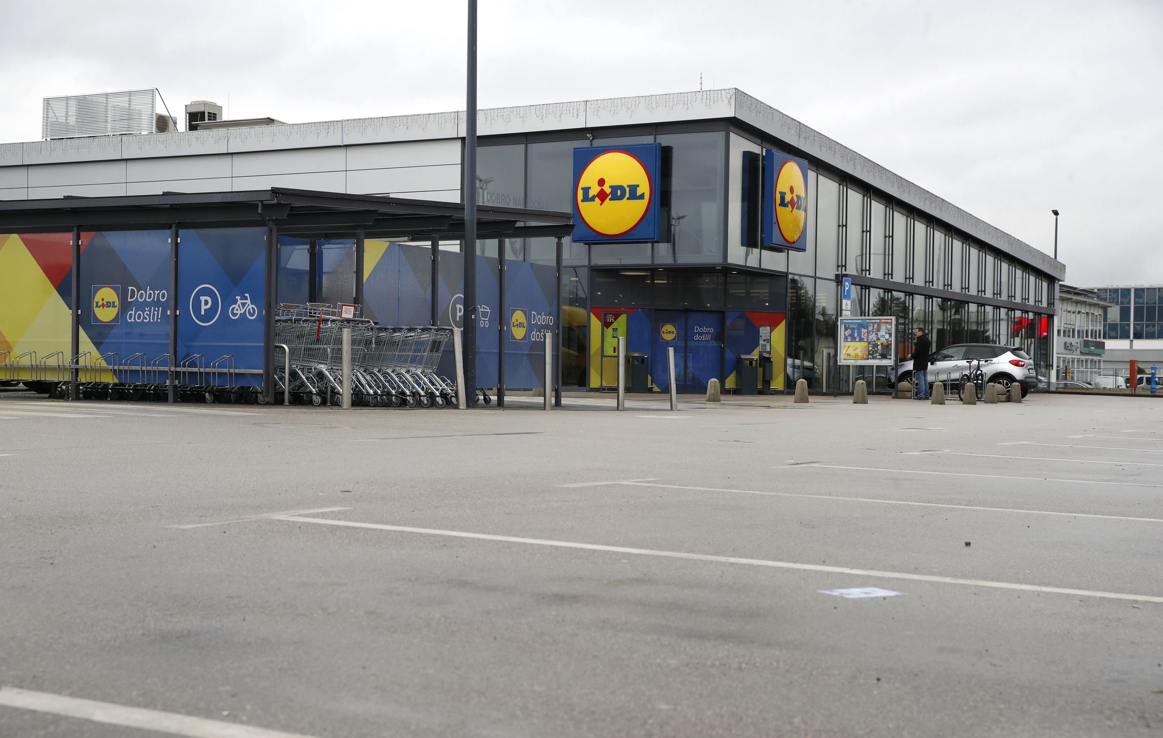 An empty parking space in front of the Lidl store in Zagreb, Croatia, 24 January 2025. The Independent Croatian Trade Unions (NHS) have voiced support for the citizens' call, initiated on social media, to boycott stores on 24 January in protest against the rising food prices in the Balkan country. EPA/ANTONIO BAT Dostawca: PAP/EPA.