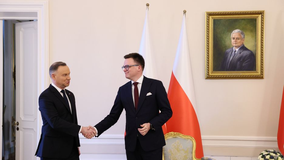 Szymon Ho�ownia, Andrzej Duda
Warszawa, 08.01.2024. Prezydent RP Andrzej Duda (L) i marsza�ek Sejmu Szymon Ho�ownia (P) na spotkaniu w Pa�acu Prezydenckim w Warszawie, 8 bm. Spotkanie dot. wygaszeniu mandat�w polityk�w PiS Mariusza Kami�skiego i Macieja W�sika. (ad) PAP/Leszek Szyma�ski
Leszek Szyma�ski
Pa�ac Prezydencki, polityk, polityka, spotkanie