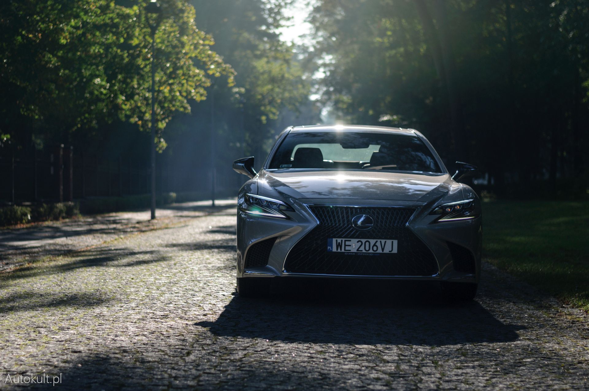 Lexus LS to samochód, który od pierwszego spojrzenia i otwarcia drzwi, robi to "łał". O tym, jak jeździ pisaliśmy już sporo, dlatego ja dzisiaj chciałbym zwrócić waszą uwagę przede wszystkim na detale, które czynią z tego samochodu coś więcej niż tylko dobrze wyposażonego sedana. To one są siłą tej maszyny.