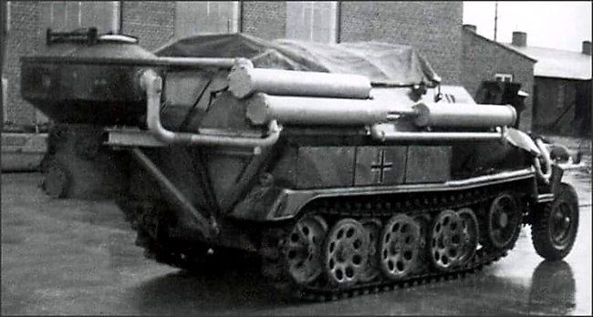 Niemiecki transporter Sd.Kfz.251 z widocznym z tyłu spłaszczonym gazogeneratorem i systemem zbiorników po bokach. 