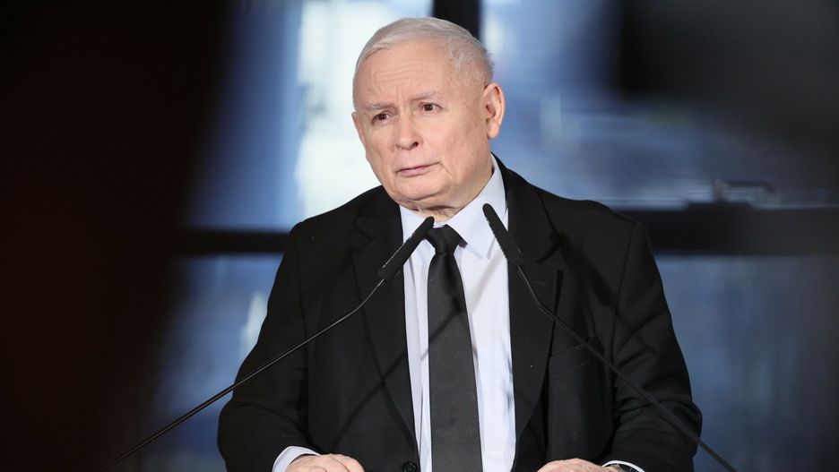 Pierwsze spotkanie Zespo?u Pracy dla Polski PiS
Fot. Mateusz Grochocki/East News, Warszawa, 30.01.2024. Pierwsze spotkanie Zespolu Pracy dla Polski poswieconego tematowi szans rozwojowych Polski wynikajacych z realizacji Centralnego Portu Komunikacyjnego z udzia?em prezes PiS Jaroslawa Kaczynskiego i wiceprezesa partii Mateusza Morawieckiego, w Centrum Zielna. N/z Jaroslaw Kaczynski w trakcie konferencji prasowej po spotkaniu.
Mateusz Grochocki