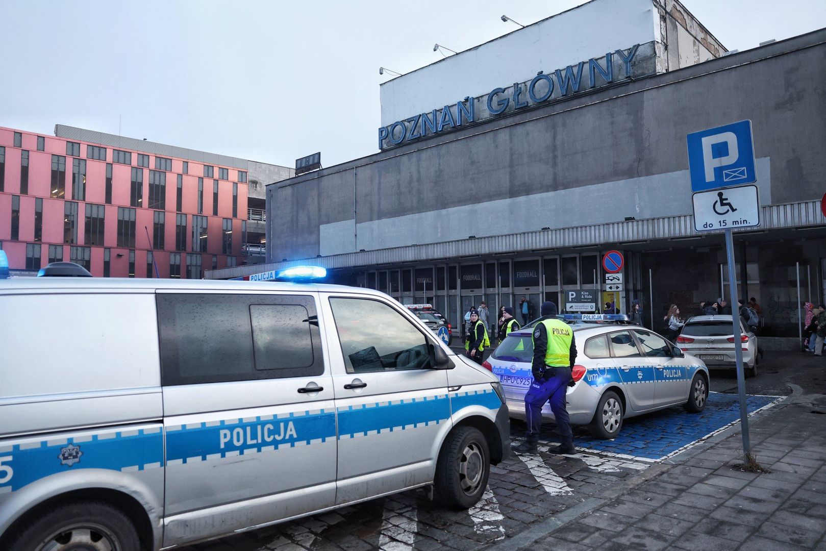 - Na miejscu zdarzenia pracują policjanci pionu dochodzeniowo - śledczego, technik kryminalistyki, zabezpieczamy zapisy kamer monitoringu, ustalamy świadków - informuje policja.