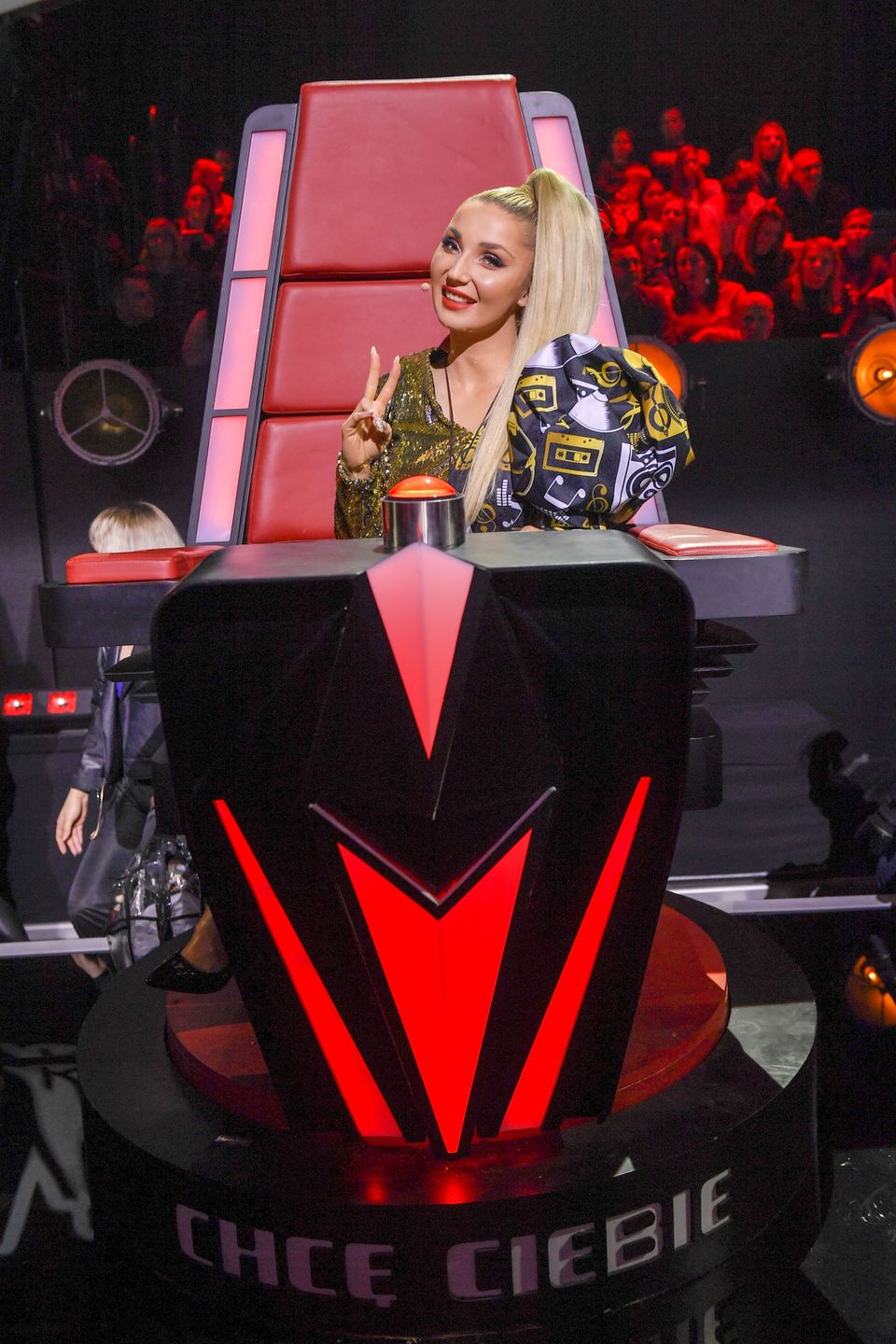 gest - pokój, kreski eyelinerem, luty 2020, makijaż, makijaż różowy, portret, szminka czerwona, usta czerwone, The Voice Kids, The Voice Kids 3, TVP, Cleo