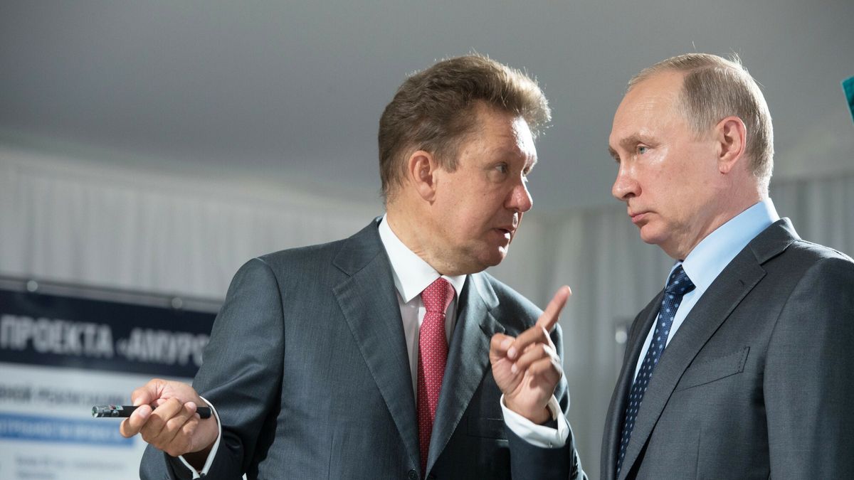 arch273165360 08/03/2017 August 3, 2017. Russian President Vladimir Putin and Gazprom Board Chair Alexei Miller, left, at the construction site of Amur Gas Processing Plant. Sergey Guneev/SputnikSergey Guneev