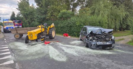 Osobówka zderzyła się z ciągnikiem. Jedna osoba w szpitalu