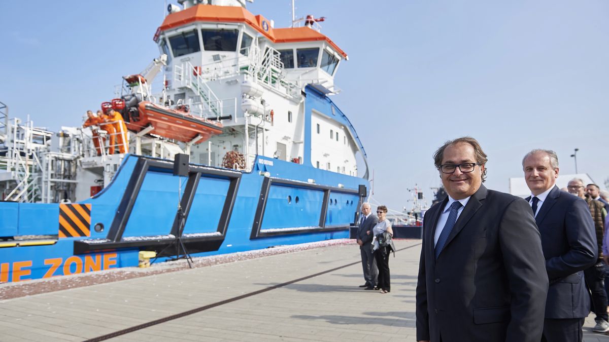 Otwarcie przekopu Mierzei Wiślanej. Ten 60-metrowy statek Zodiak II pojawi się na ceremonii. Na fot. wiceminister Marek Gróbarczyk i wojewoda Dariusz Drelich
