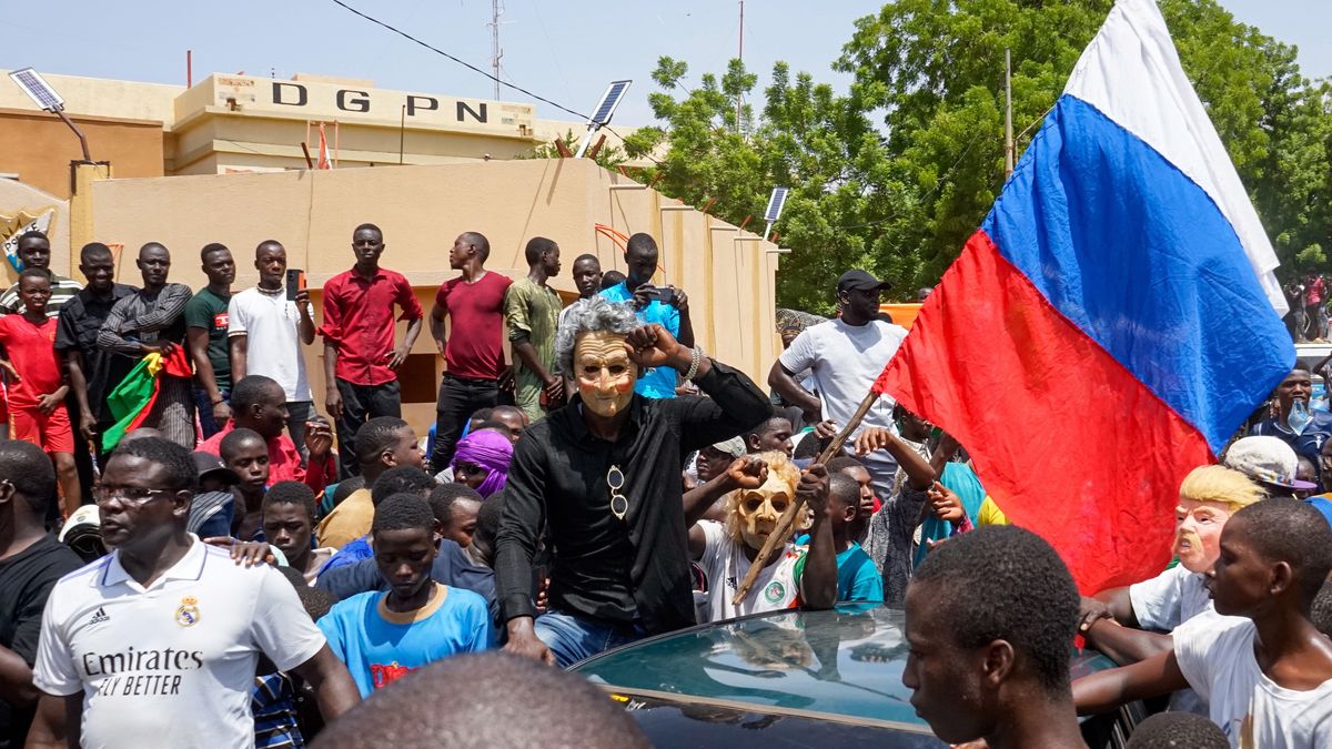 People display a Russian flag outside the National Assembly building during a protest in Niamey, Niger, 30 July 2023. Thousands of supporters of General Abdourahamane Tchiani, head of the Presidential Guard, who declared himself the new leader of Niger after a coup against democratically elected President Mohamed Bazoum on 26 July, took to the streets of Niamey to demonstrate support for the coup. EPA/ISSIFOU DJIBO Dostawca: PAP/EPA.
