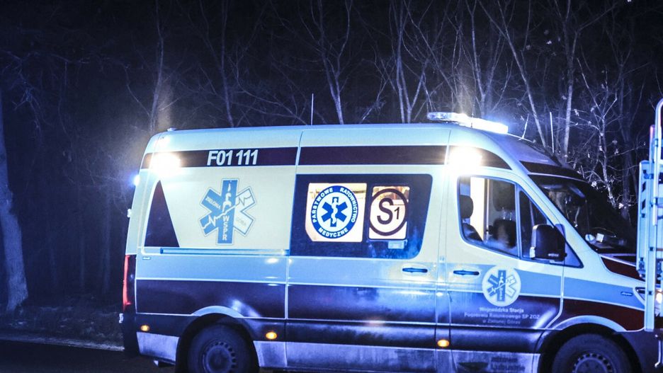 reporter_baza_2020-1204.12.2020 Zielona Gora Wypadek drogowy zderzenie opla z busem dostawczym straz pozarna strazacy ratowali ranna osobe ranny kierowca na miejsce dojechala policja drogowka policjanci z drogowki karetka pogotowia ratunkowego   fot. Piotr Jedzura/REPORTERPiotr Jedzura/REPORTER