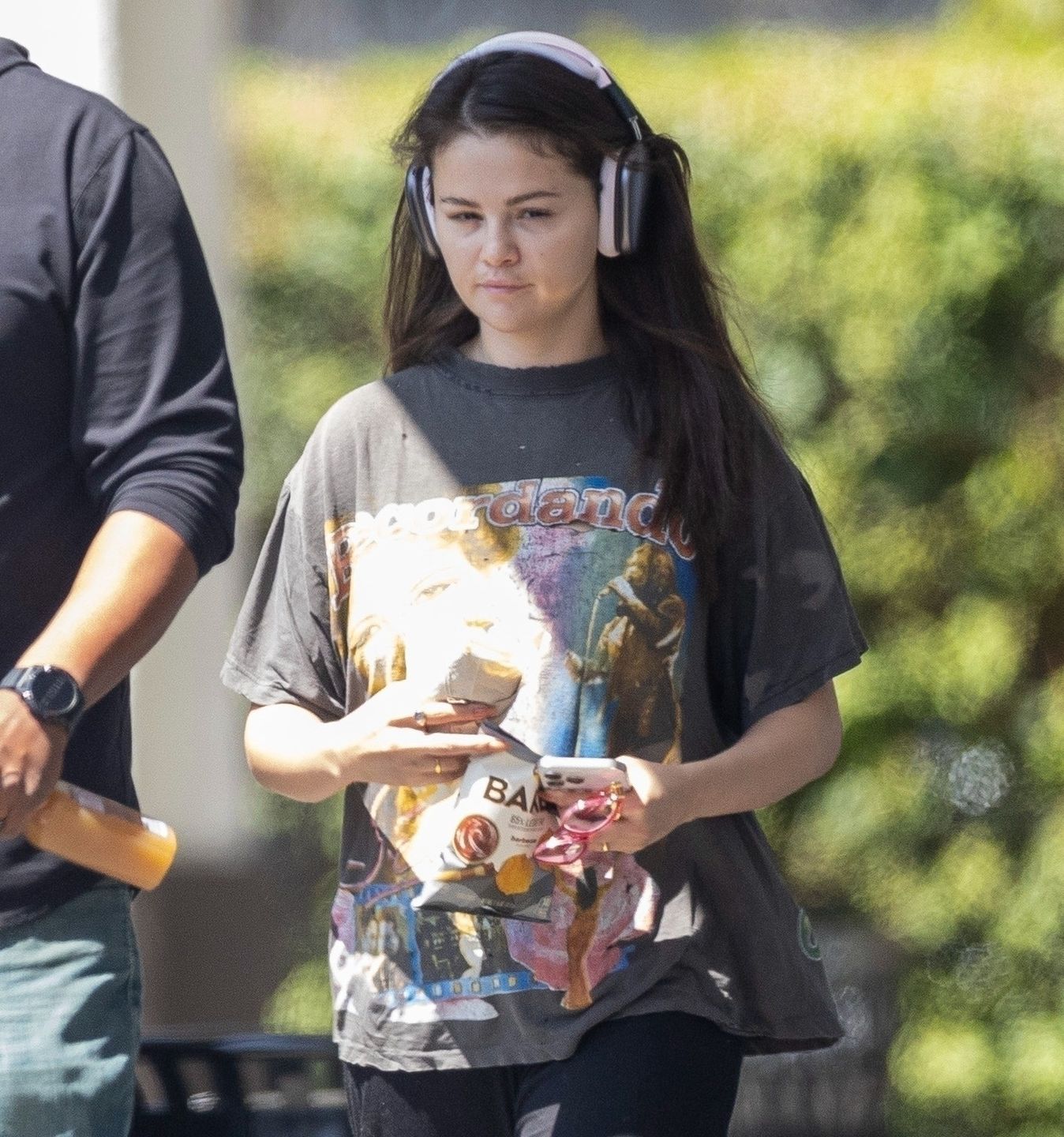Selena Gomez eksponuje złoty pierścionek zaręczynowy (?)