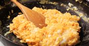 Sekretny składnik jajecznicy. Mistrzowie kuchni dodają jedną łyżkę