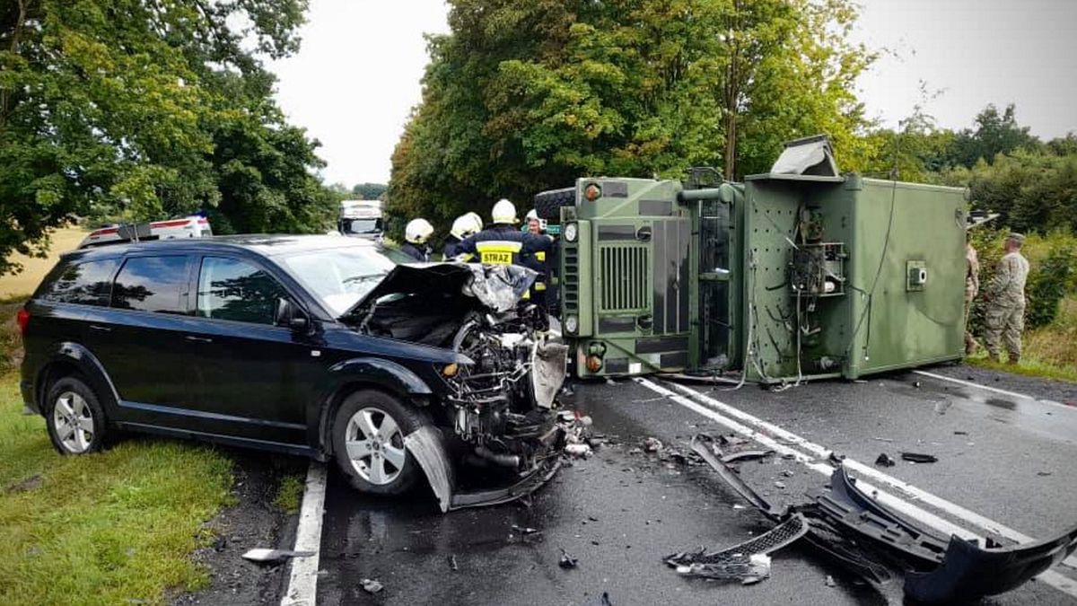 W miejscowości Grabówno między Piłą i Wyrzyskiem doszło do zderzenia osobówki z pojazdem amerykańskiej armii. 