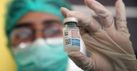 Powrót obostrzeń, kolejne dawki szczepionki. Świat szykuje się na siódmą już falę COVID-19