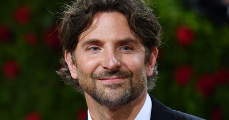 Kompletnie ODMIENIONY Bradley Cooper wskrzesza do życia legendarnego dyrygenta na planie filmu "Maestro" (ZDJĘCIA)