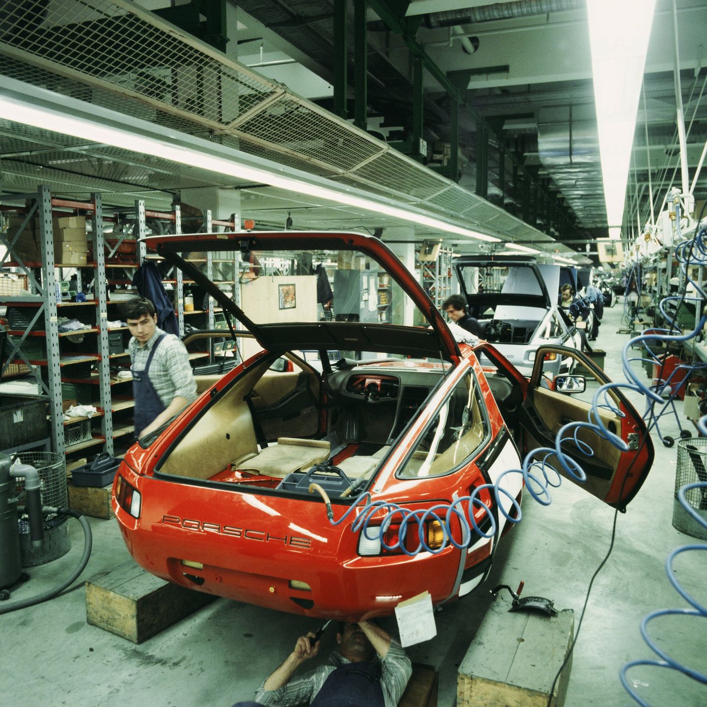 ...i Porsche 928 w Zuffenhausen w roku 1981