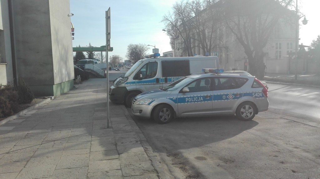 Niecodzienne zdarzenie drogowe w Ostrowcu Św. Ranny pasażer