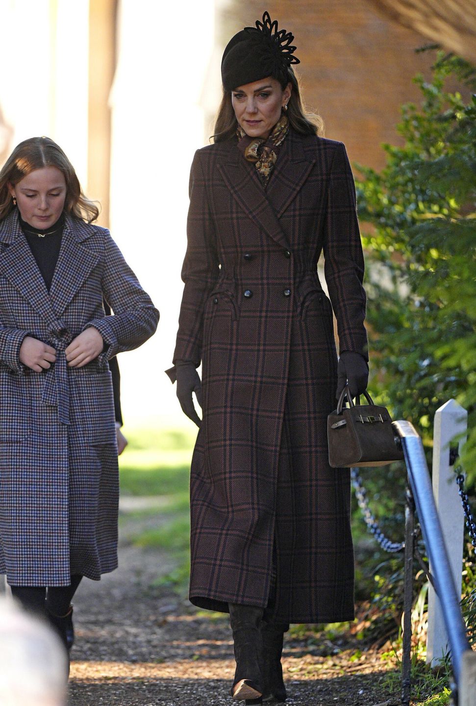 Księżna Kate w płaszczu w kratę