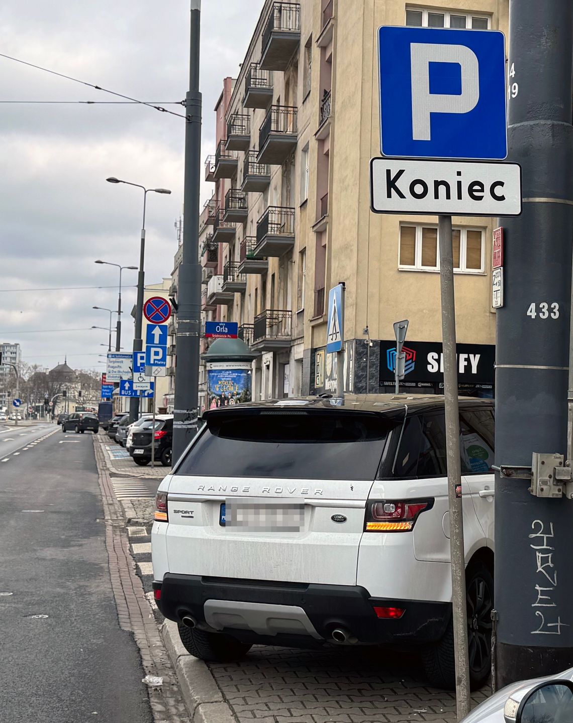 Beata Ścibakówna parkuje w niedozwolonym miejscu