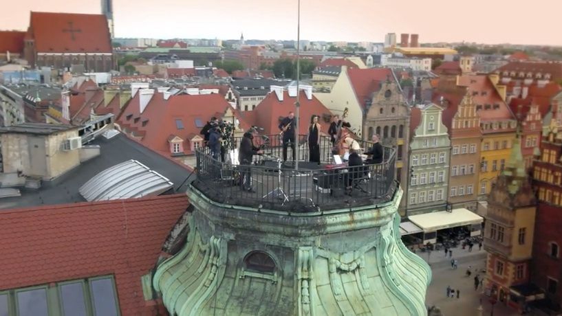 Artyści grają na dachu domu towarowego Feniks