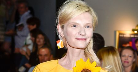 Agata Buzek postawiła na soczysty kolor. Koniec z blond włosami