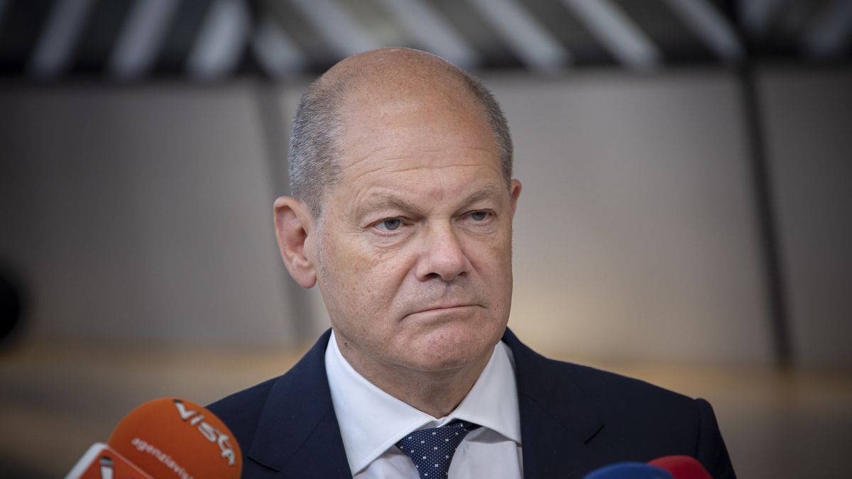 Olaf Scholz Federal Chancellor of Germany arrives at the EU summit, walking next to the European flags, flag of Europe and talks to the media while is answering to the press and journalists questions. 
Meeting of the EU leaders, Eurosummit and Western Balkan summit. The European Council in Brussels, Belgium on June 23, 2022  (Photo by Nicolas Economou/NurPhoto via Getty Images)