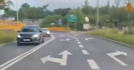 Nagrał, jak przemknął tuż obok jego samochodu. "Beztrosko popyla"