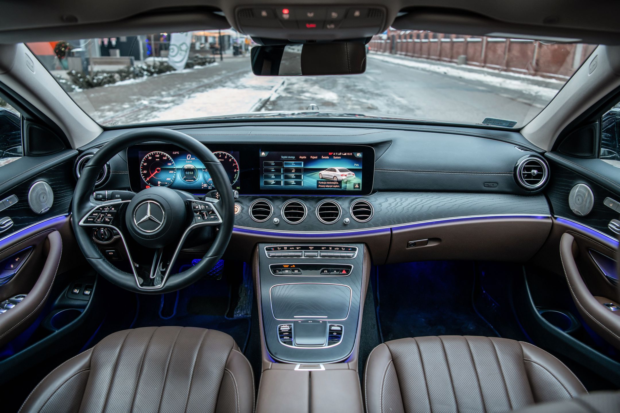 Nie spodziewałem się, że Mercedes zostawi dotychczasowe ekrany i fizyczny system sterowania klimatyzacją, podczas gdy w Klasie S i C brylują już nowe (a niekoniecznie lepsze) rozwiązania