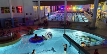 Szczecinek: Imprezowa noc na basenie za nami. Komplet uczestników