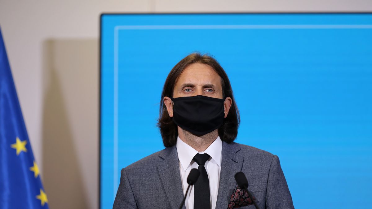 Warszawa, 13.09.2021. Nowo powołany wiceminister zdrowia ds. dialogu społecznego Piotr Bromber podczas briefingu prasowego ministra zdrowia Adama Niedzielskiego w siedzibie Ministerstwa Zdrowia w Warszawie, 13 bm. Spotkanie dotyczyło aktualnej sytuacji w służbie zdrowia. (amb) PAP/Albert Zawada