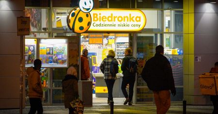 Biedronka kusi nową promocją. Zakupy zrobisz za pół ceny