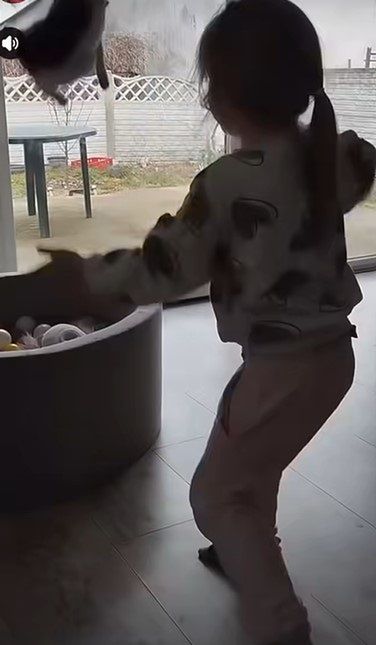 Autorką nagrania jest prawdopodobnie matka dziewczynki