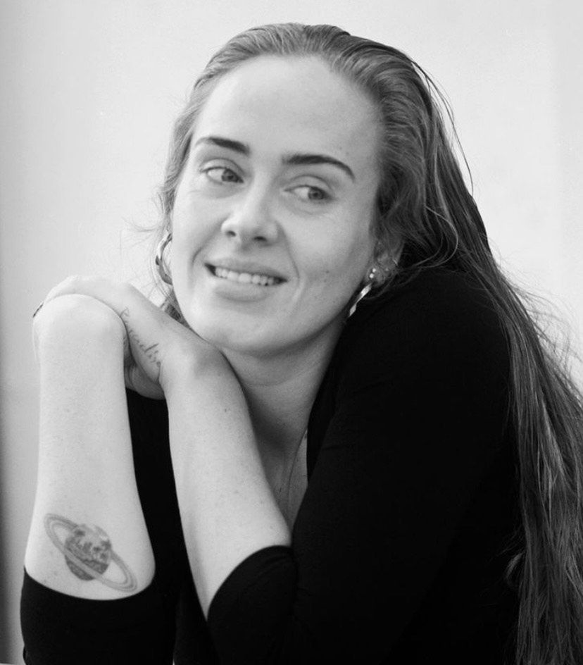 Odmieniona Adele pokazuje "urodzinowe fotografie"
