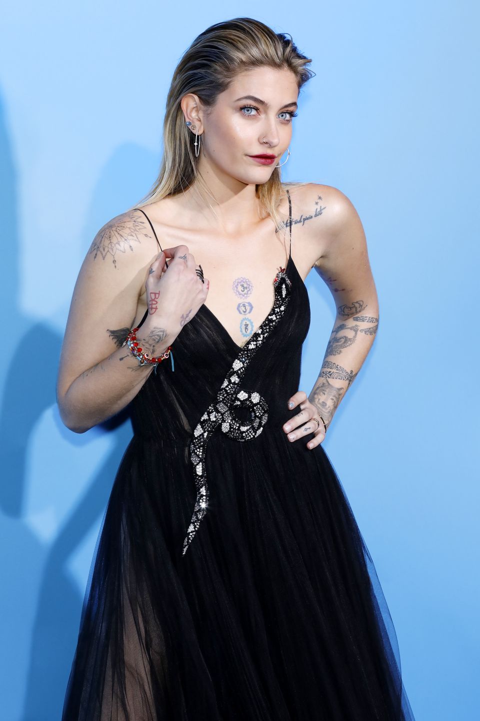 Paris Jackson pojawiła się na gali Grammy z zakrytymi tatuażami
