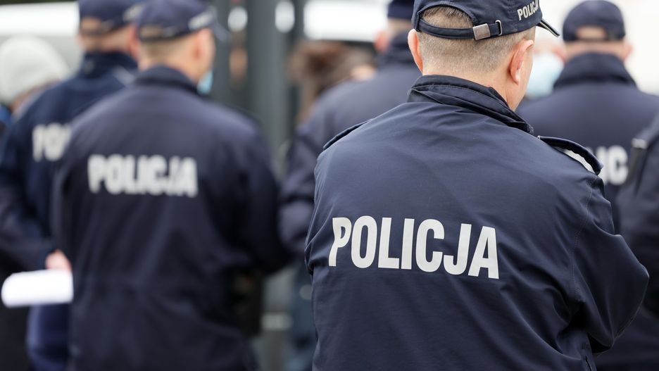 DAREK11
polska, policja, niebieski, mundur, miasto, zabezpieczenie, policjant, funkcjonariusz, glina, w czapce, kamizelka, policyjna, patrol, zdarzenie, incydent, wypadek, akcja, interwencja, marsz, ludzie, radiostacja, radio, antena, napis, znak, symbol, prawo, wroclaw, policjanci, koszula, kurtka, pomoc, mandat, kara